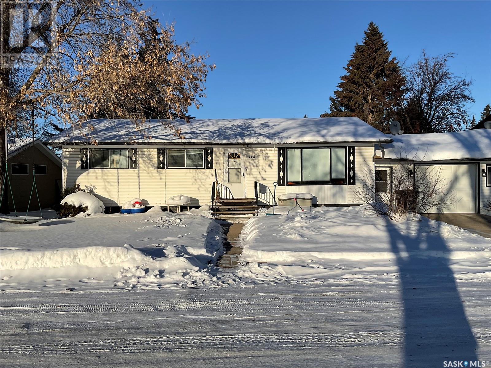 118 2nd Street N, Wakaw, Saskatchewan  S0K 4P0 - Photo 1 - SK994210