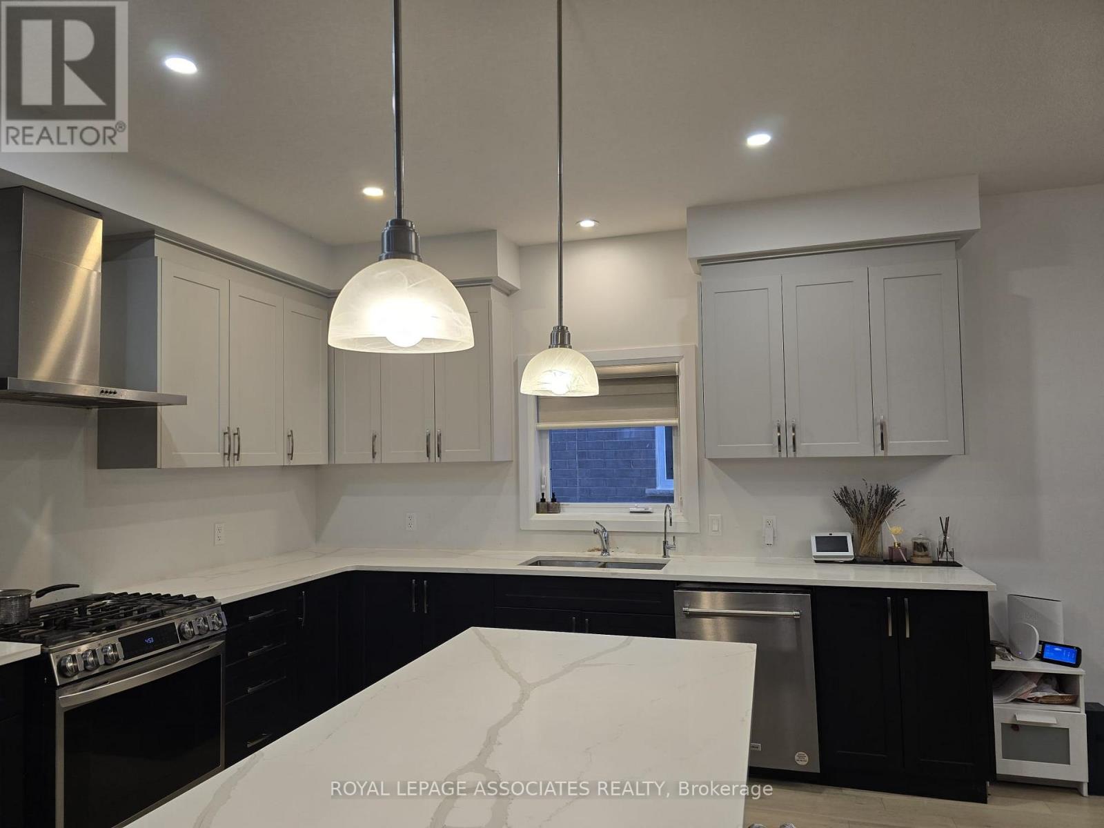 Property at 629 DOONWOODS CRESCENT image 3
