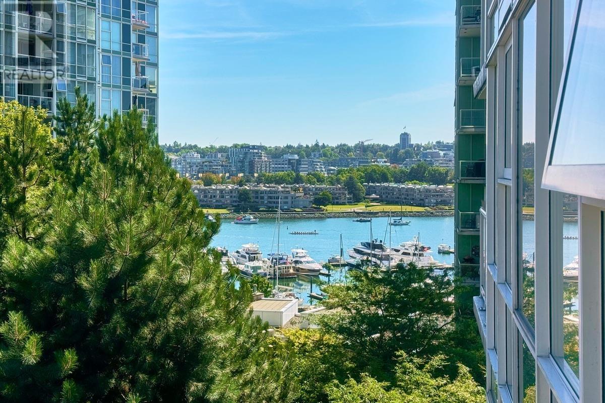 Listing Picture 2 of 31 : 906 193 AQUARIUS MEWS, Vancouver / 溫哥華 - 魯藝地產 Yvonne Lu Group - MLS Medallion Club Member