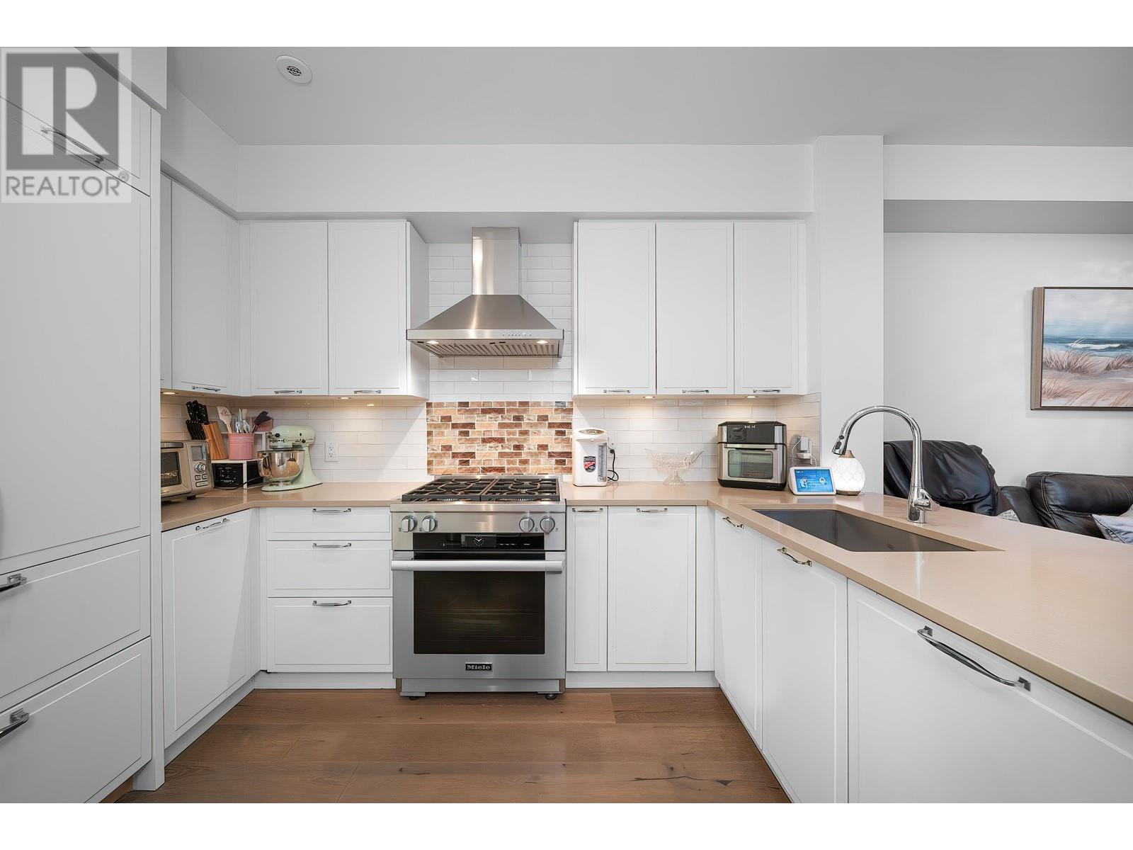 Property at 8107 SHAUGHNESSY STREET image 4