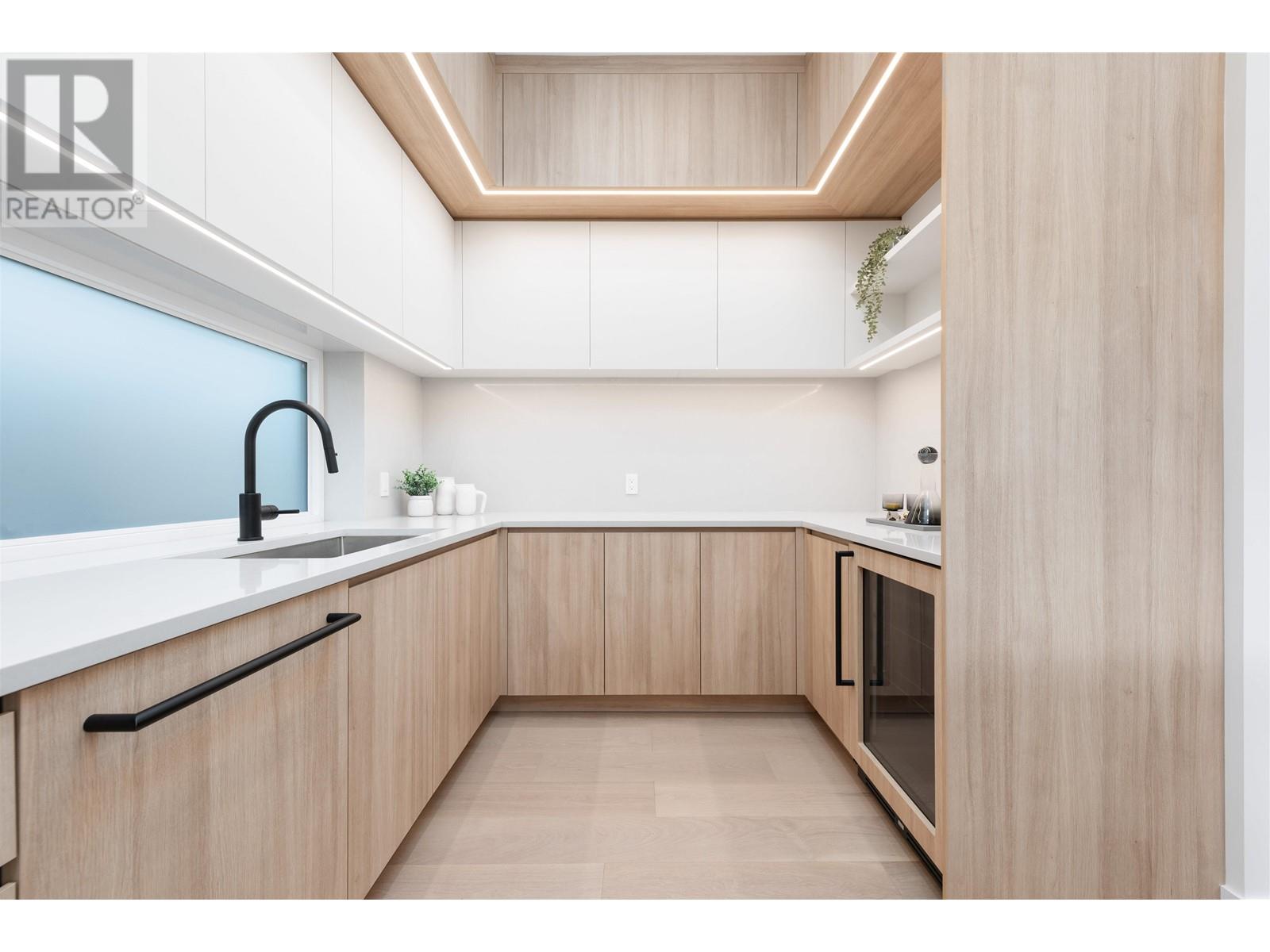 Listing Picture 10 of 32 : 1 3151 W 10TH AVENUE, Vancouver / 溫哥華 - 魯藝地產 Yvonne Lu Group - MLS Medallion Club Member