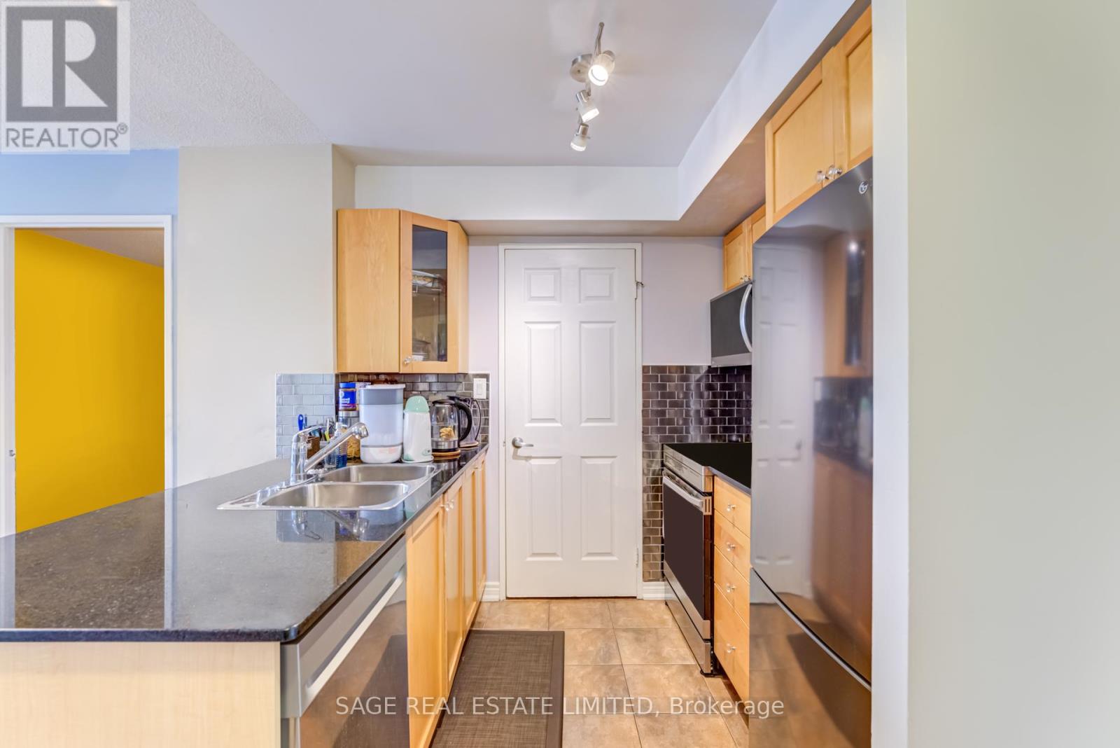 1216 - 1369 Bloor Street W, Toronto, Ontario  M6P 4J4 - Photo 8 - C11957315