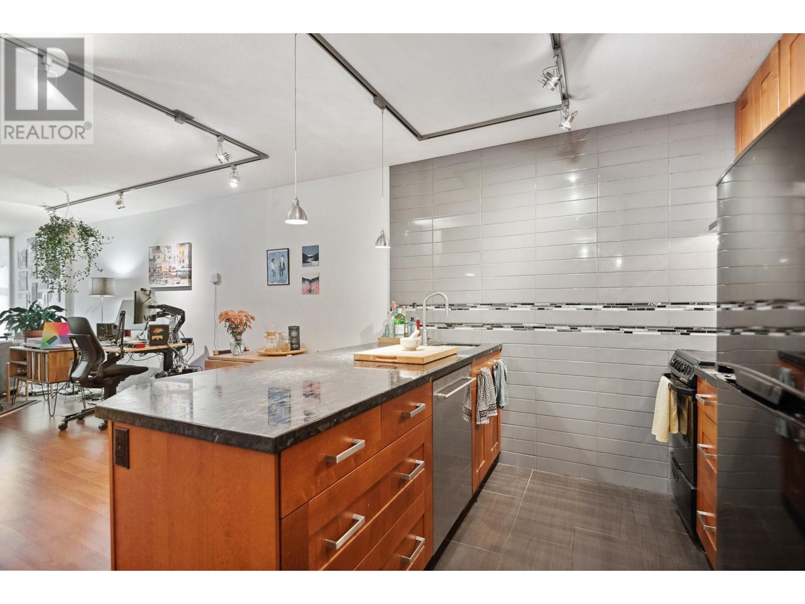 Listing Picture 7 of 13 : 615 1330 BURRARD STREET, Vancouver / 溫哥華 - 魯藝地產 Yvonne Lu Group - MLS Medallion Club Member