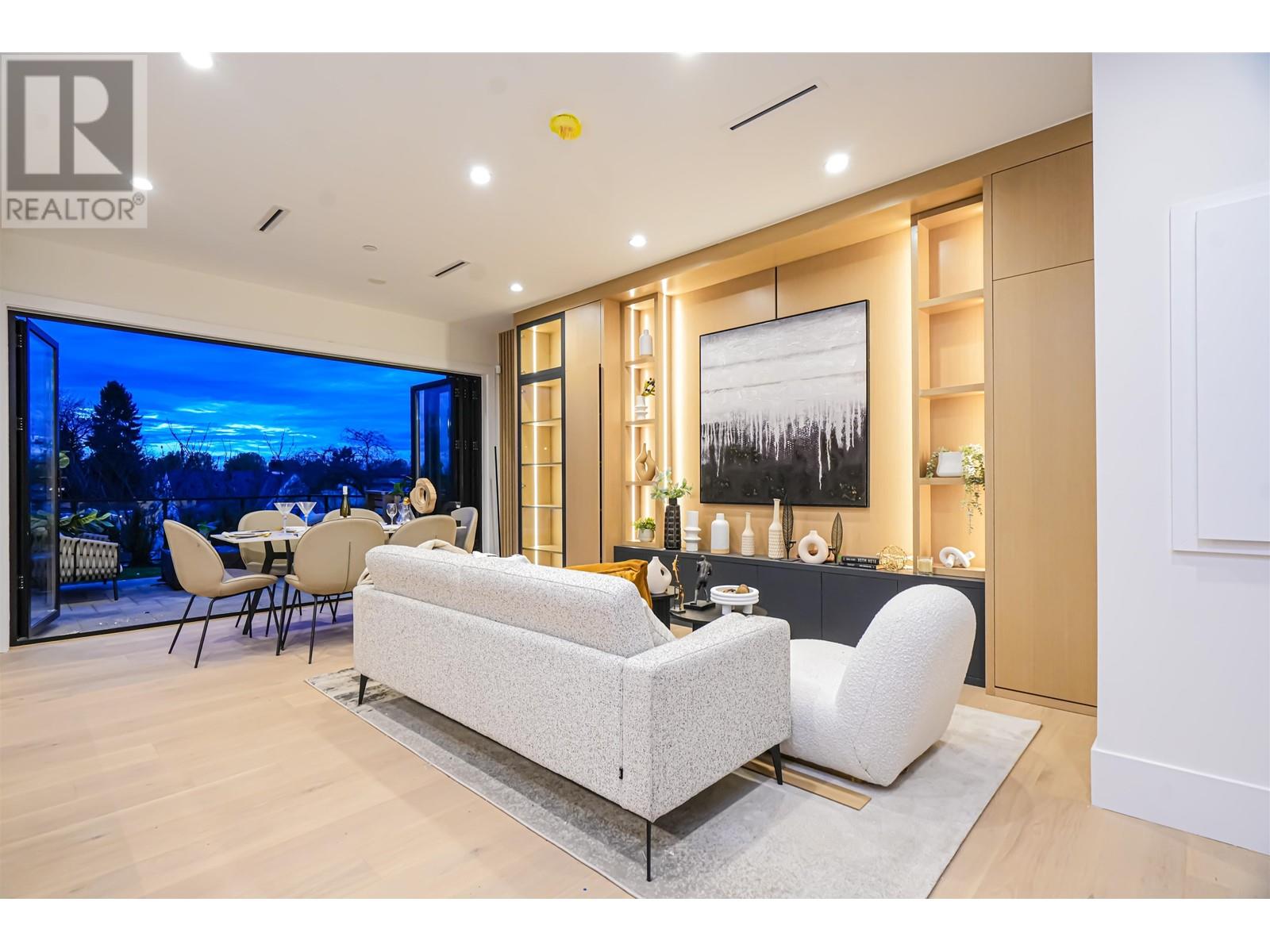 Listing Picture 2 of 23 : 4858 DUMFRIES STREET, Vancouver / 溫哥華 - 魯藝地產 Yvonne Lu Group - MLS Medallion Club Member