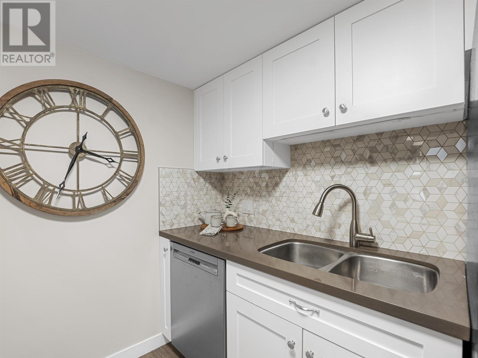 Listing Picture 14 of 29 : 102 3709 PENDER STREET, Burnaby / 本拿比 - 魯藝地產 Yvonne Lu Group - MLS Medallion Club Member