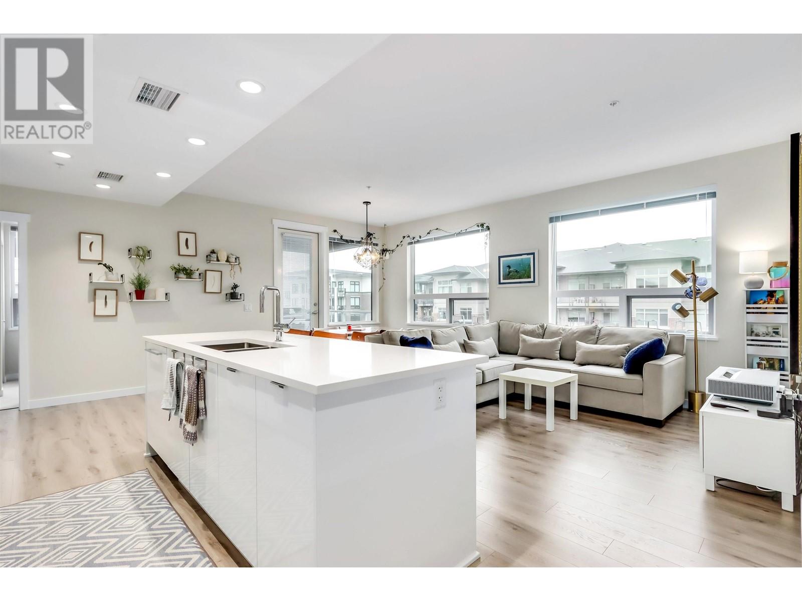 Listing Picture 3 of 11 : 327 9233 ODLIN ROAD, Richmond / 烈治文 - 魯藝地產 Yvonne Lu Group - MLS Medallion Club Member