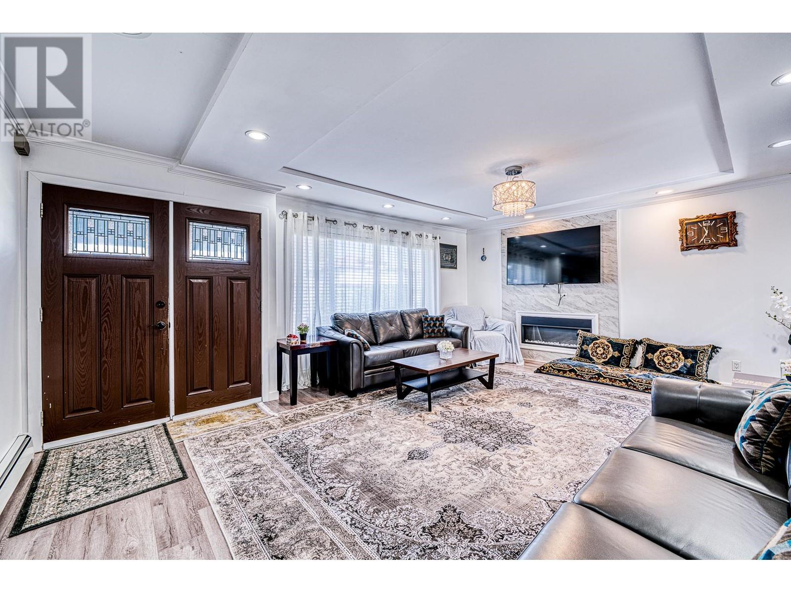 Listing Picture 2 of 23 : 7768 18TH AVENUE, Burnaby / 本拿比 - 魯藝地產 Yvonne Lu Group - MLS Medallion Club Member