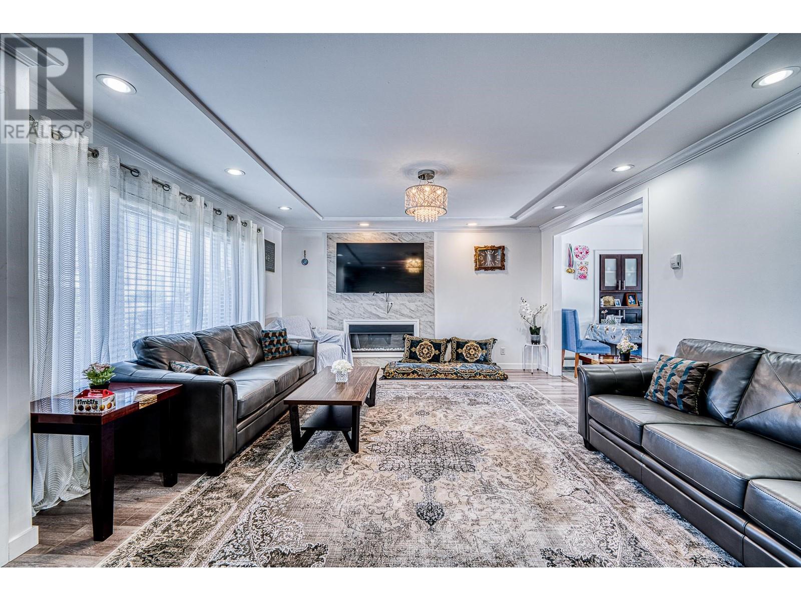 Listing Picture 3 of 23 : 7768 18TH AVENUE, Burnaby / 本拿比 - 魯藝地產 Yvonne Lu Group - MLS Medallion Club Member