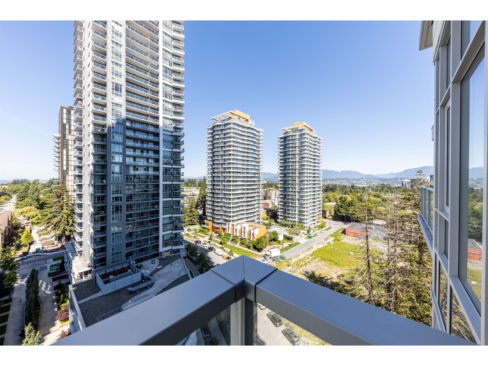 1301 13350 Central Avenue, Surrey, British Columbia  V3T 0S1 - Photo 10 - R2963046
