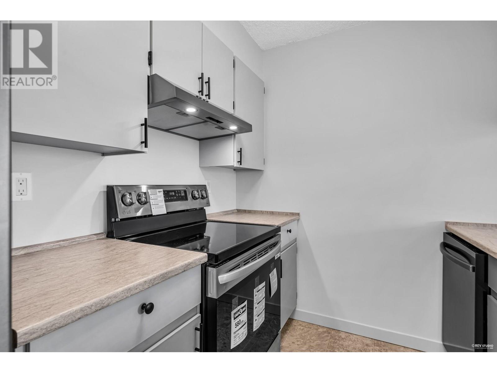 Listing Picture 7 of 29 : 1003 9521 CARDSTON COURT, Burnaby / 本拿比 - 魯藝地產 Yvonne Lu Group - MLS Medallion Club Member