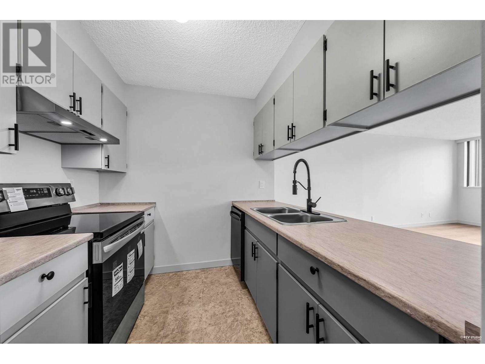 Listing Picture 5 of 29 : 1003 9521 CARDSTON COURT, Burnaby / 本拿比 - 魯藝地產 Yvonne Lu Group - MLS Medallion Club Member