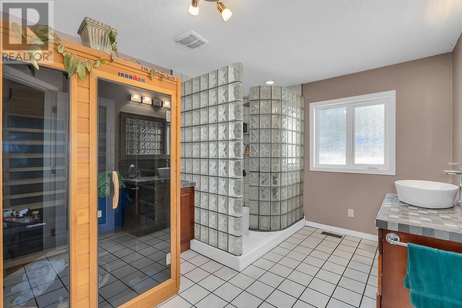 7992 Falcon Ridge Crescent, Kelowna, British Columbia  V1P 1J2 - Photo 24 - 10334503