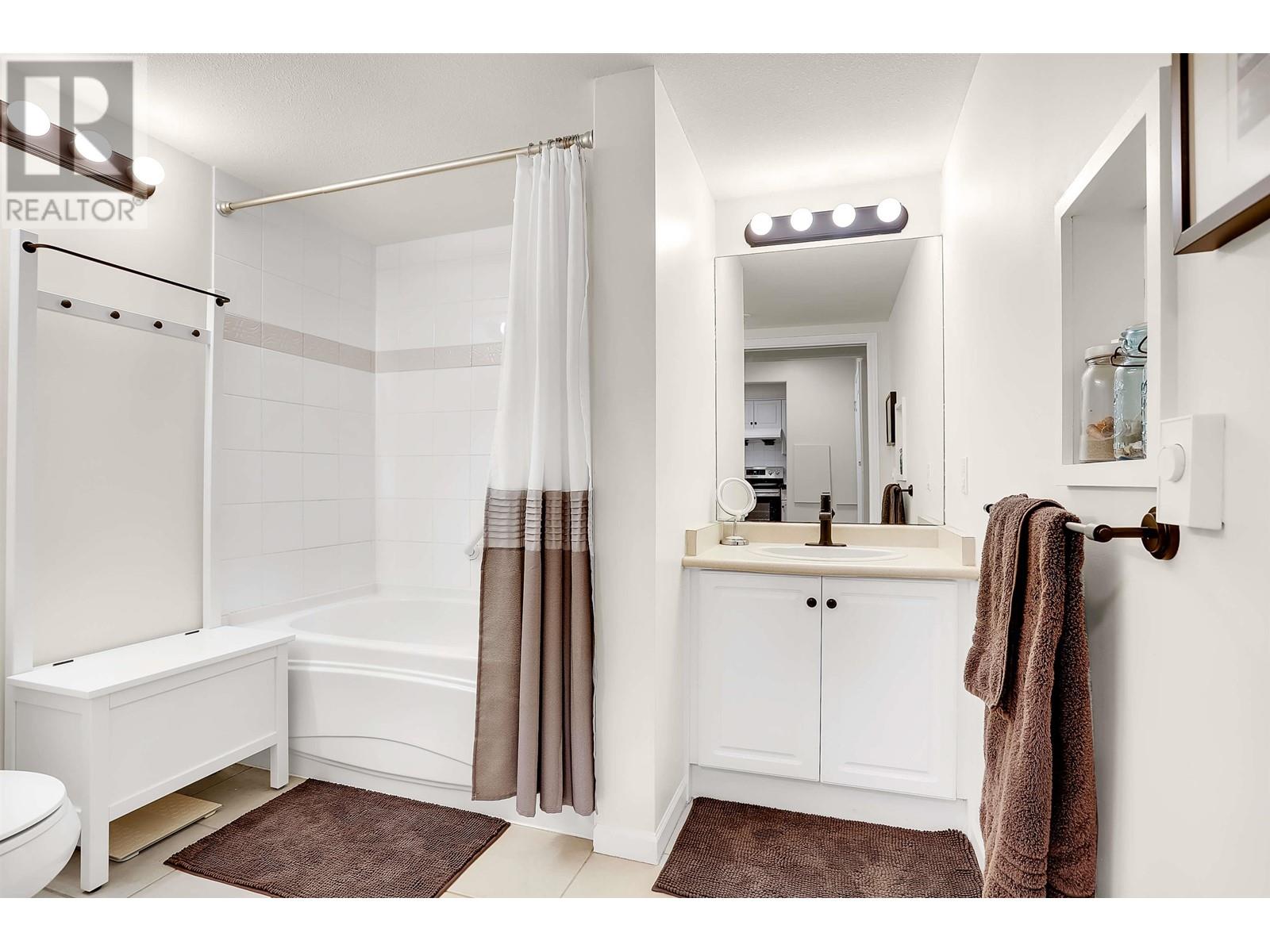 Listing Picture 16 of 24 : 116 5900 DOVER CRESCENT, Richmond / 烈治文 - 魯藝地產 Yvonne Lu Group - MLS Medallion Club Member