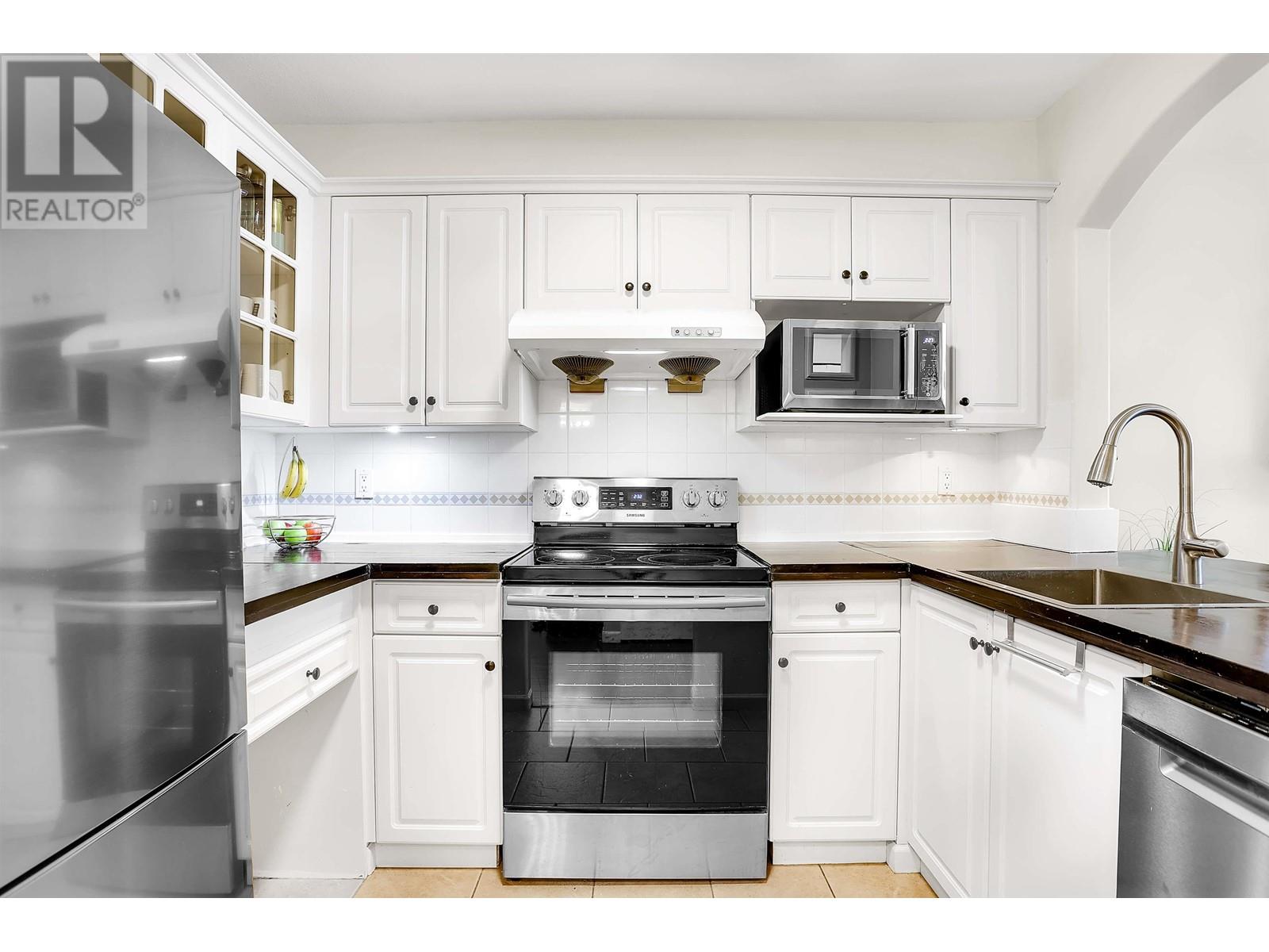 Listing Picture 10 of 24 : 116 5900 DOVER CRESCENT, Richmond / 烈治文 - 魯藝地產 Yvonne Lu Group - MLS Medallion Club Member