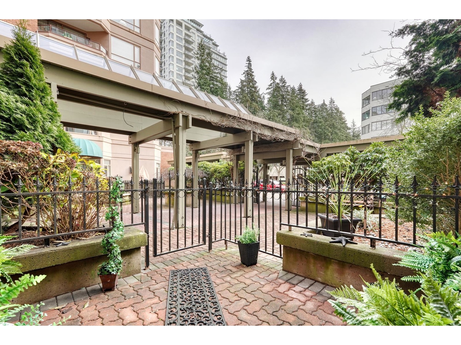 102 15111 Russell Avenue, White Rock, British Columbia  V4B 2P4 - Photo 4 - R2951128