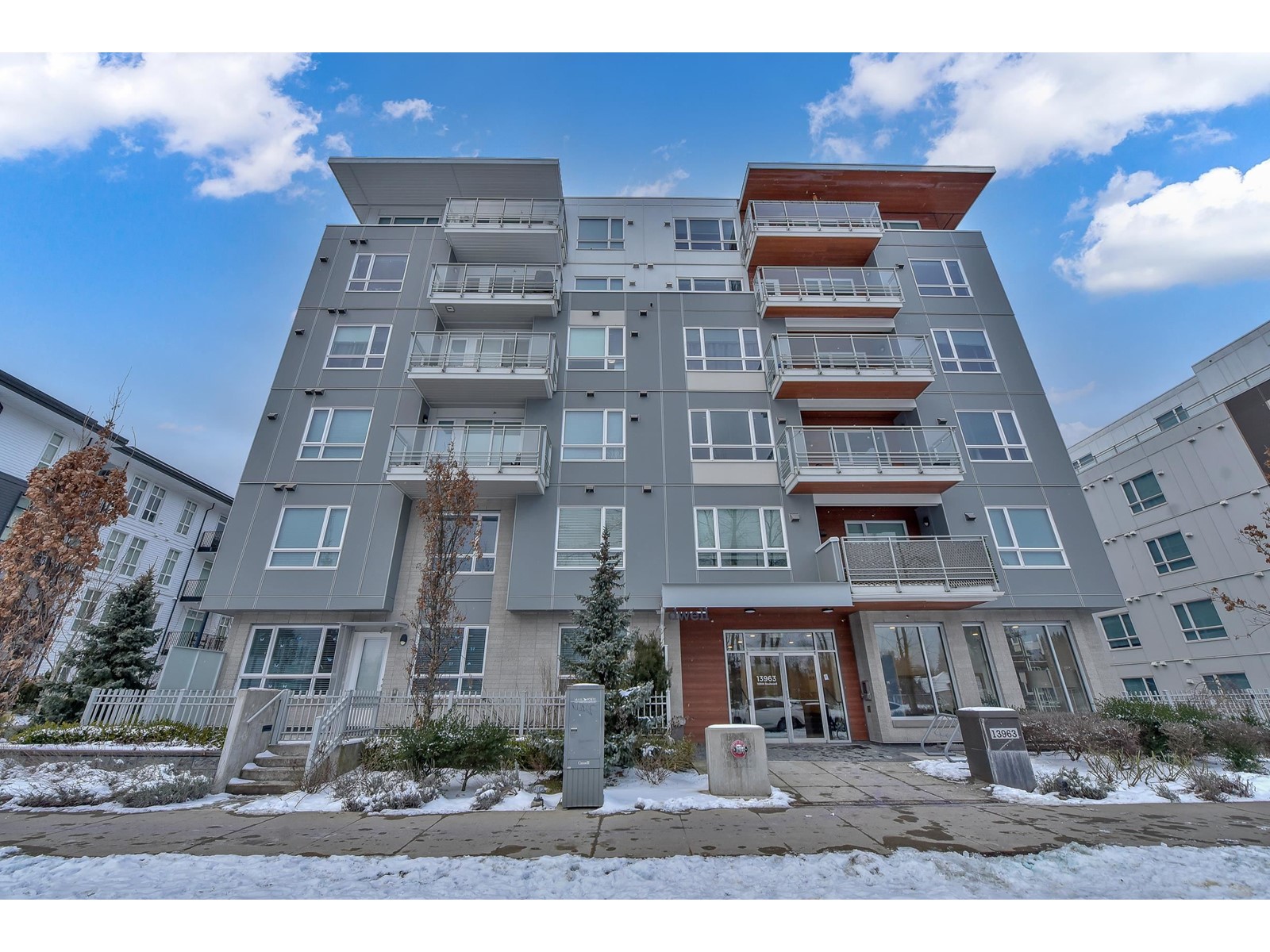 206 13963 105 Boulevard, Surrey, British Columbia  V3T 0M9 - Photo 1 - R2964016