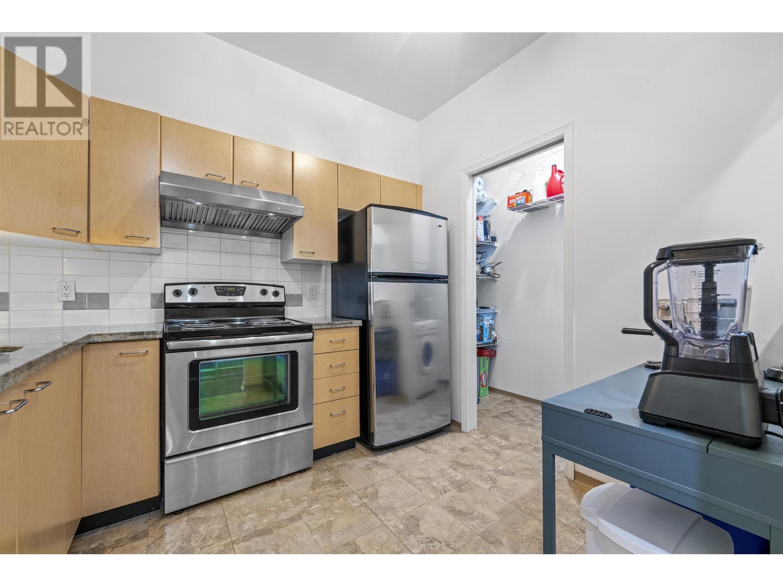 Listing Picture 10 of 33 : 407 8495 JELLICOE STREET, Vancouver / 溫哥華 - 魯藝地產 Yvonne Lu Group - MLS Medallion Club Member