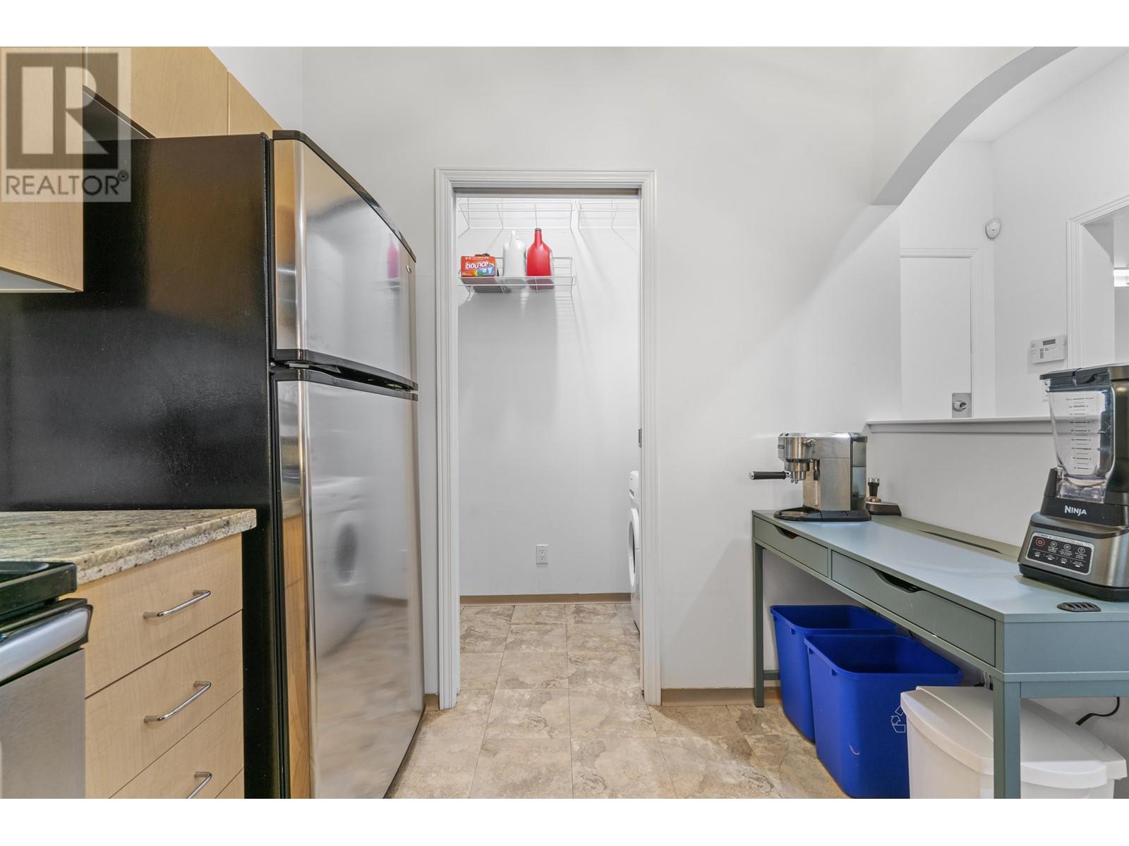 Listing Picture 11 of 33 : 407 8495 JELLICOE STREET, Vancouver / 溫哥華 - 魯藝地產 Yvonne Lu Group - MLS Medallion Club Member