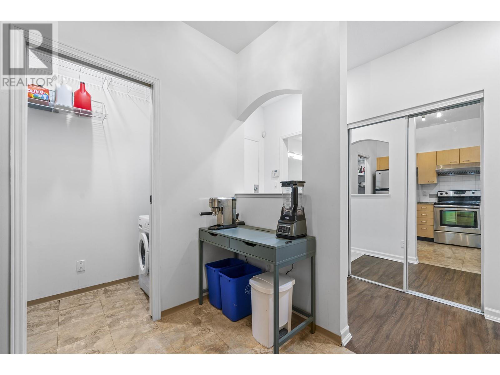 Listing Picture 12 of 33 : 407 8495 JELLICOE STREET, Vancouver / 溫哥華 - 魯藝地產 Yvonne Lu Group - MLS Medallion Club Member