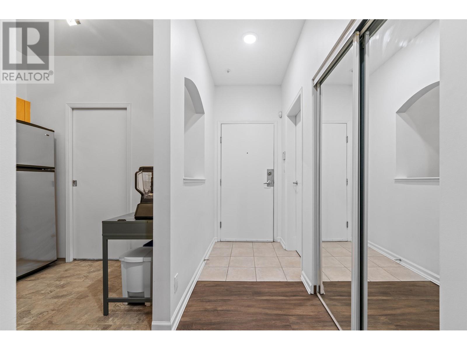 Listing Picture 15 of 33 : 407 8495 JELLICOE STREET, Vancouver / 溫哥華 - 魯藝地產 Yvonne Lu Group - MLS Medallion Club Member