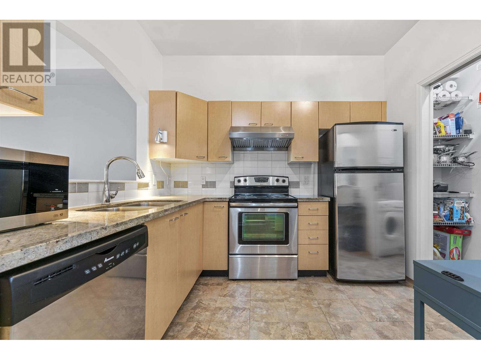 Listing Picture 9 of 33 : 407 8495 JELLICOE STREET, Vancouver / 溫哥華 - 魯藝地產 Yvonne Lu Group - MLS Medallion Club Member