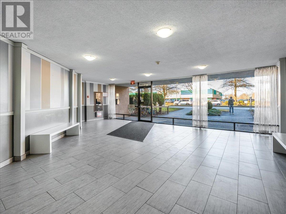 Listing Picture 3 of 18 : 328 8460 LANSDOWNE ROAD, Richmond / 烈治文 - 魯藝地產 Yvonne Lu Group - MLS Medallion Club Member