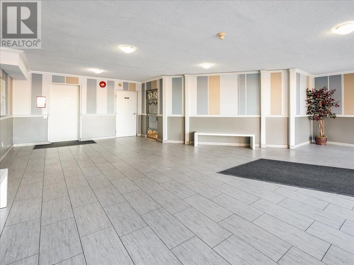 Listing Picture 4 of 18 : 328 8460 LANSDOWNE ROAD, Richmond / 烈治文 - 魯藝地產 Yvonne Lu Group - MLS Medallion Club Member