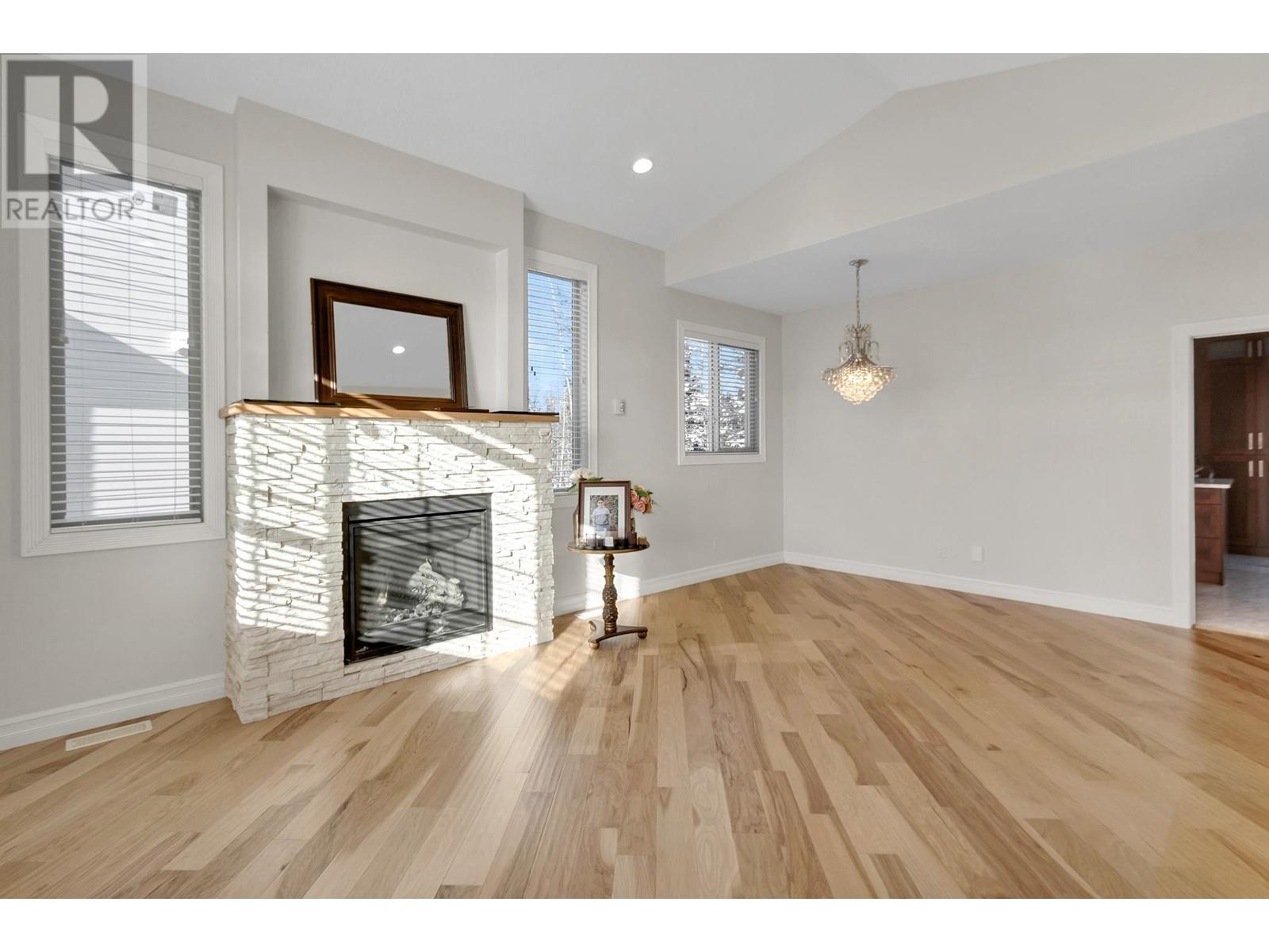 Property at 3228 PARKVIEW CRESCENT image 2