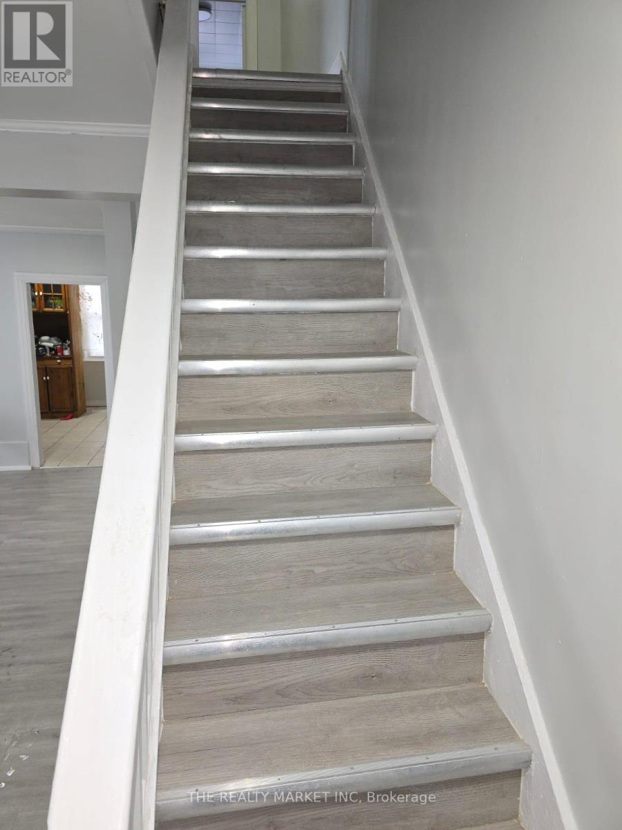 Property at 85 MONTRAVE AVENUE image 3