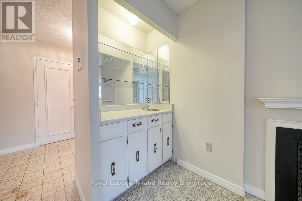 Photo 15 of 37 for 319 - 300 Everglade Crescent W