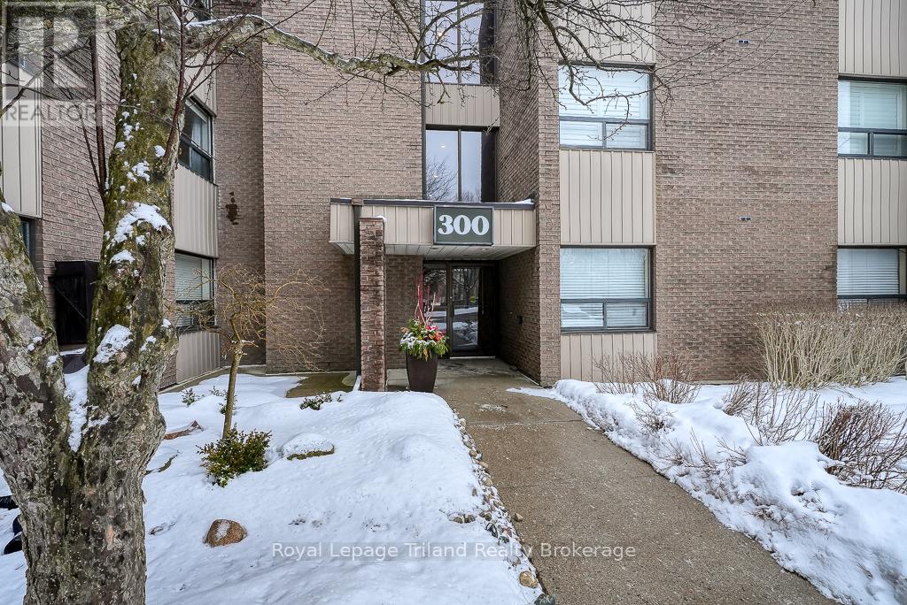 Photo 3 of 37 for 319 - 300 Everglade Crescent W