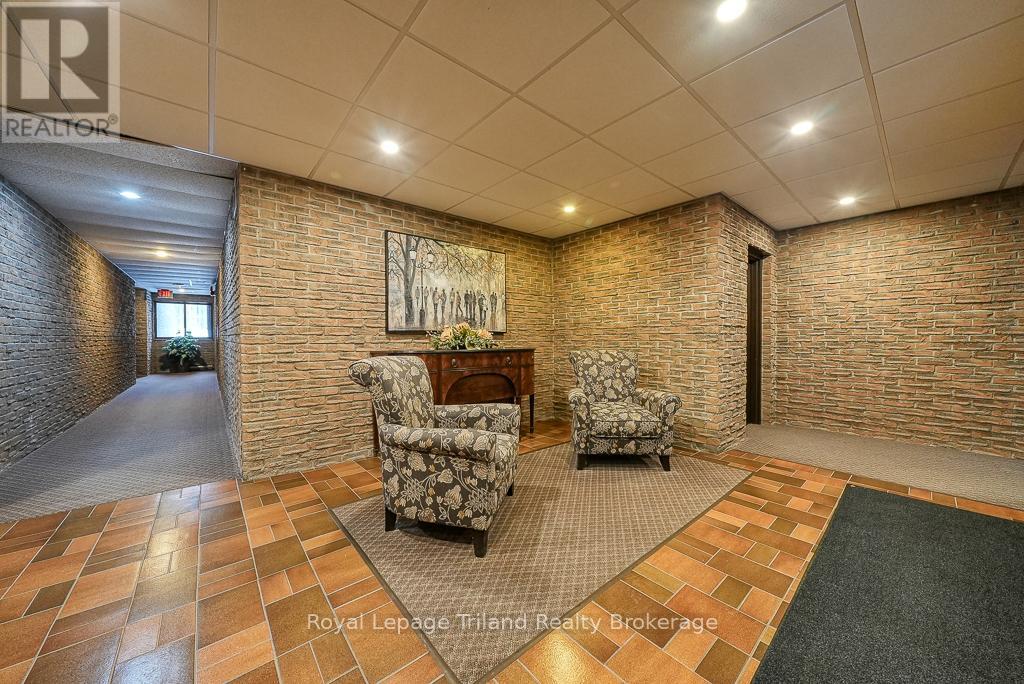 Photo 4 of 37 for 319 - 300 Everglade Crescent W