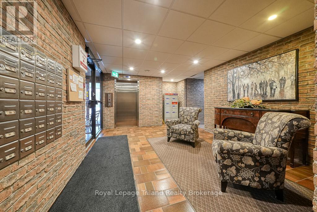 Photo 5 of 37 for 319 - 300 Everglade Crescent W