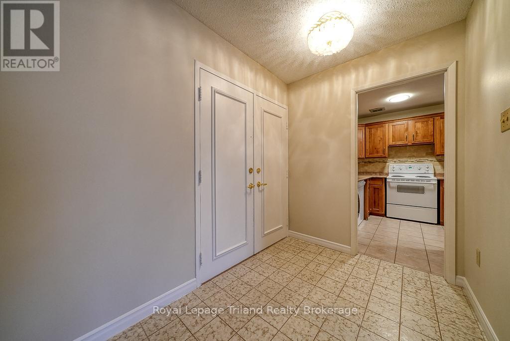 Photo 7 of 37 for 319 - 300 Everglade Crescent W