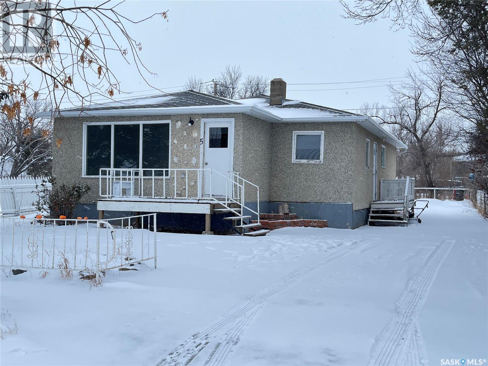 5 Pacific Avenue, Maple Creek, Saskatchewan  S0N 1N0 - Photo 1 - SK994309