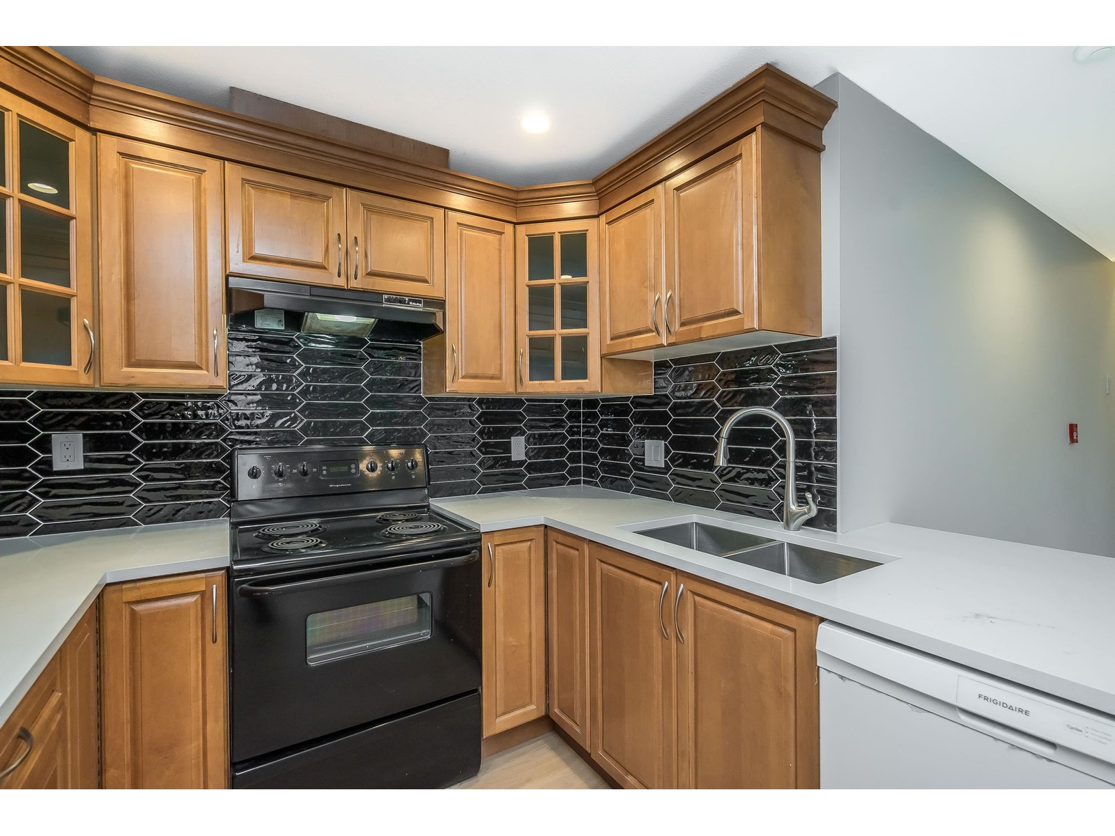 208 2828 152 Street, Surrey, British Columbia  V4P 1G6 - Photo 3 - R2946633