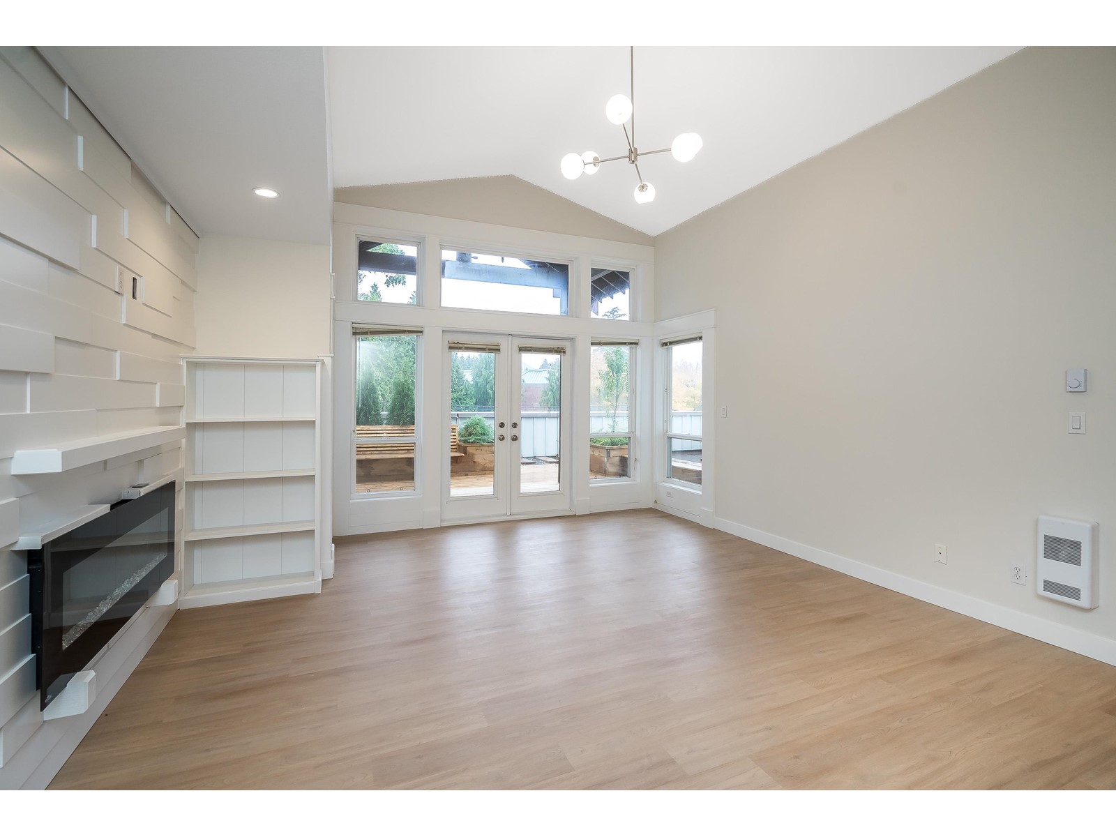 208 2828 152 Street, Surrey, British Columbia  V4P 1G6 - Photo 2 - R2946633