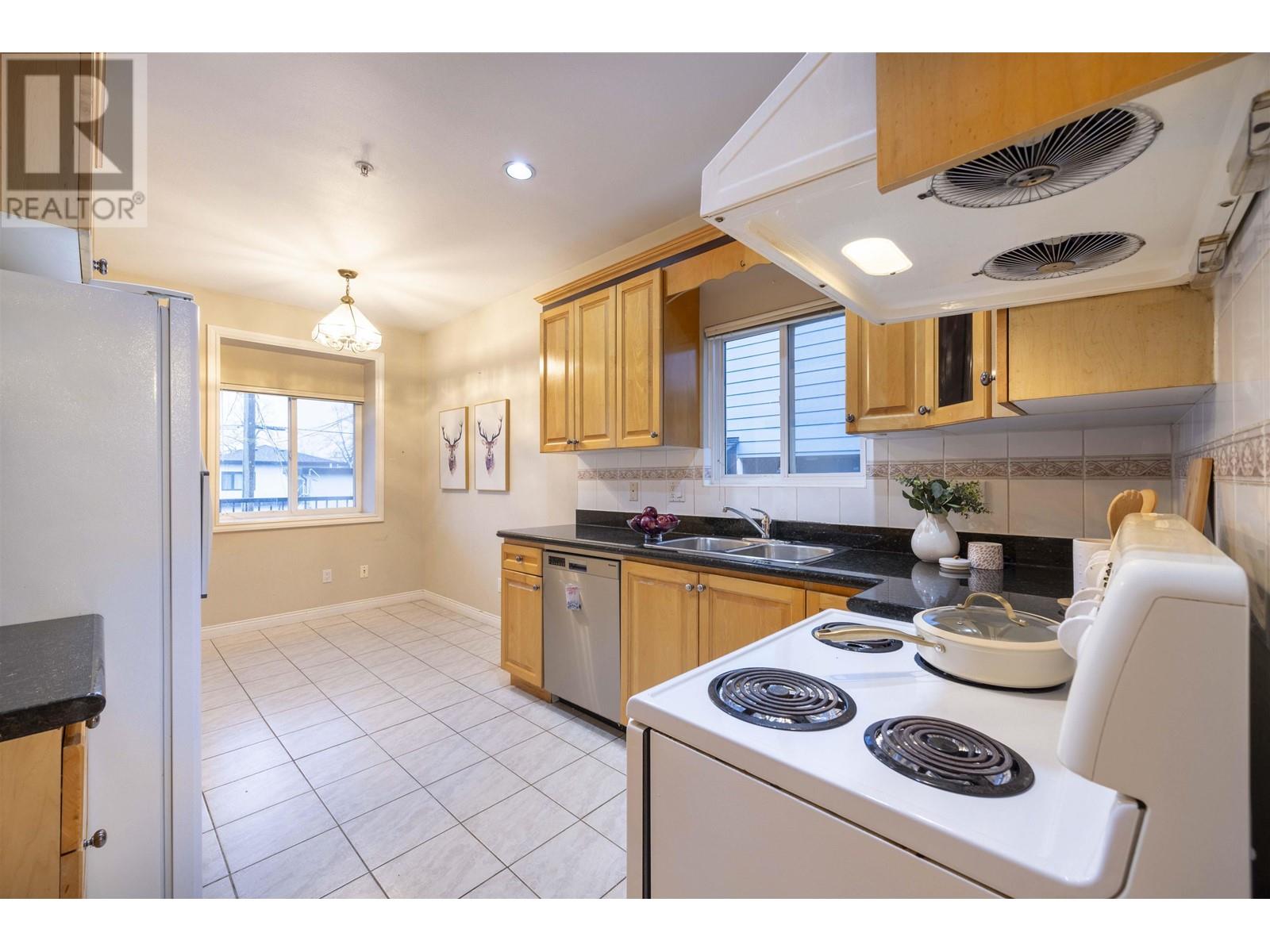 Listing Picture 14 of 38 : 3565 E 28TH AVENUE, Vancouver / 溫哥華 - 魯藝地產 Yvonne Lu Group - MLS Medallion Club Member