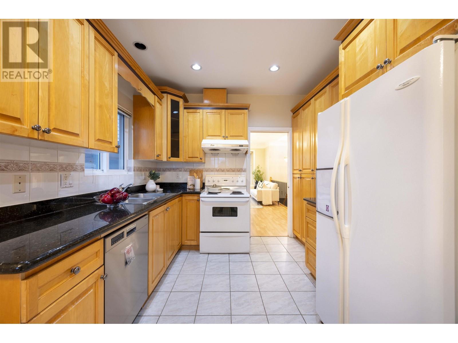 Listing Picture 13 of 38 : 3565 E 28TH AVENUE, Vancouver / 溫哥華 - 魯藝地產 Yvonne Lu Group - MLS Medallion Club Member