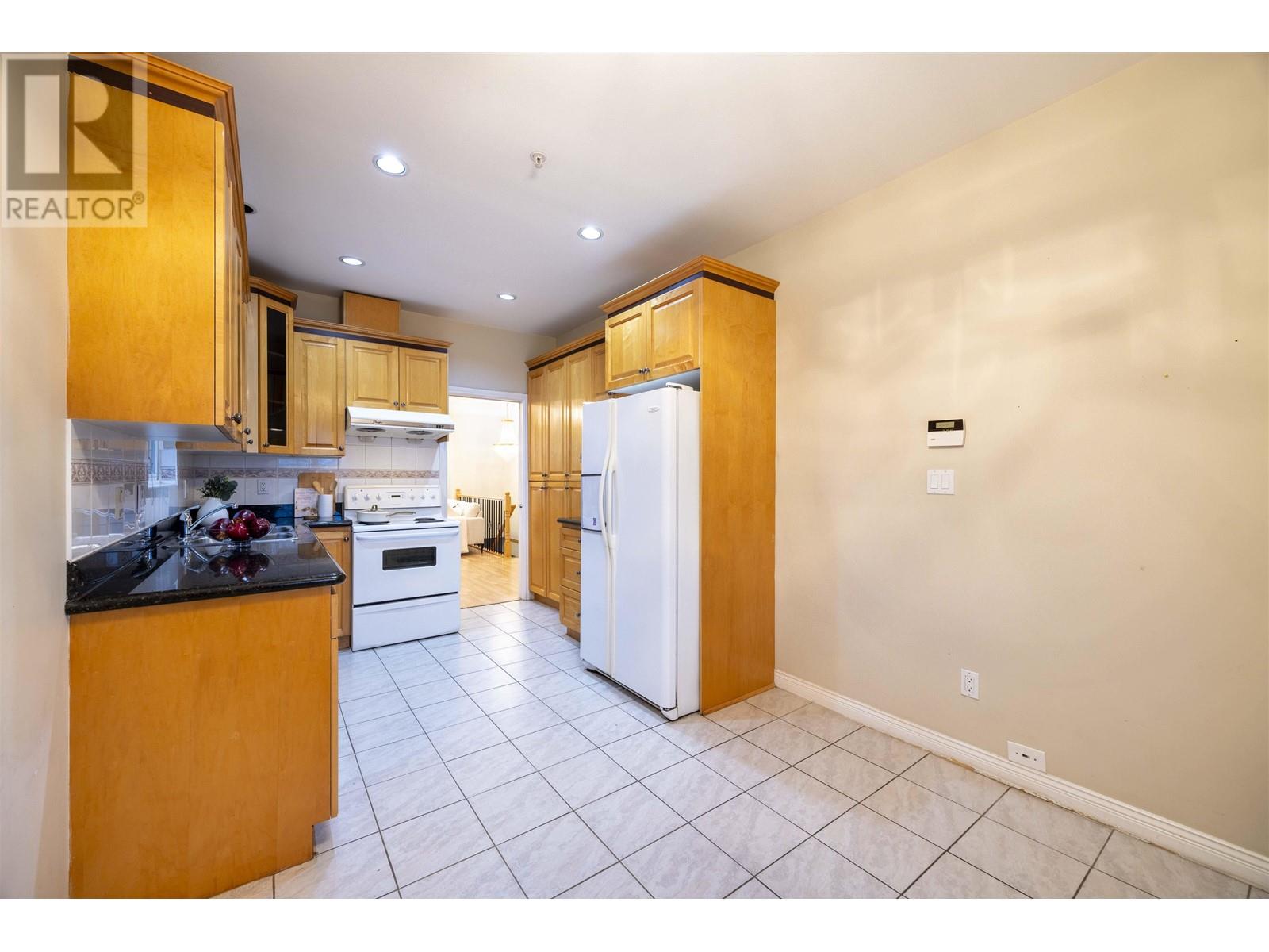 Listing Picture 12 of 38 : 3565 E 28TH AVENUE, Vancouver / 溫哥華 - 魯藝地產 Yvonne Lu Group - MLS Medallion Club Member