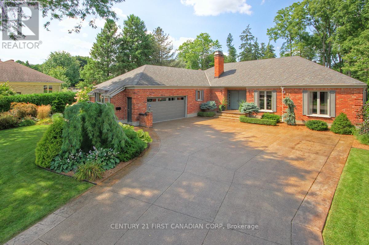 Property at 811 CLEARVIEW CRESCENT image 2