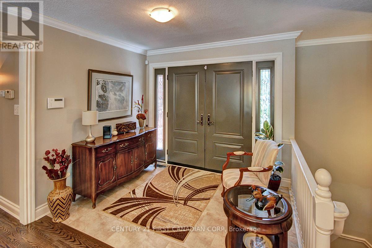 Property at 811 CLEARVIEW CRESCENT image 3