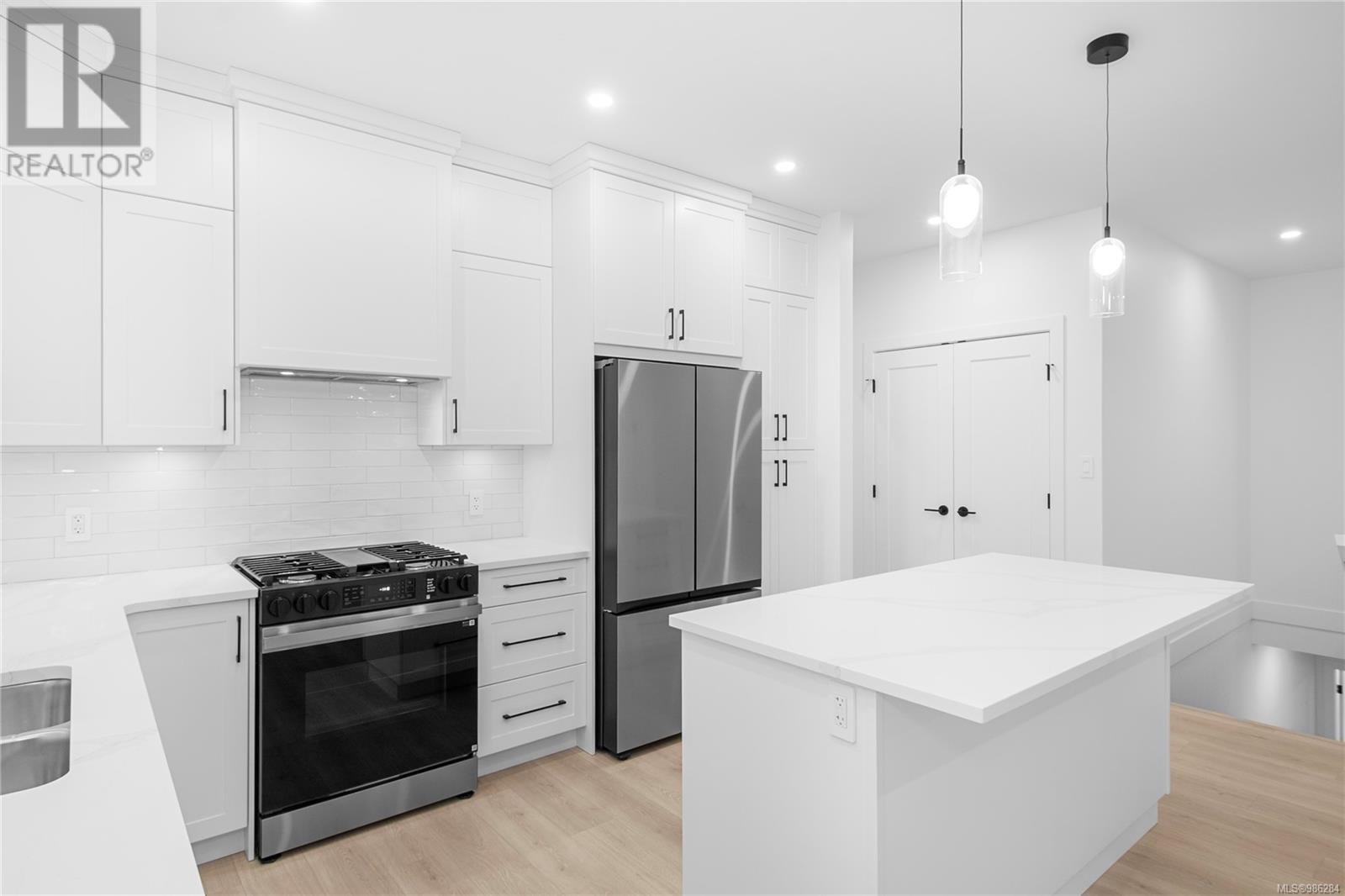Property at 18 1580 Glen Eagle Dr image 3