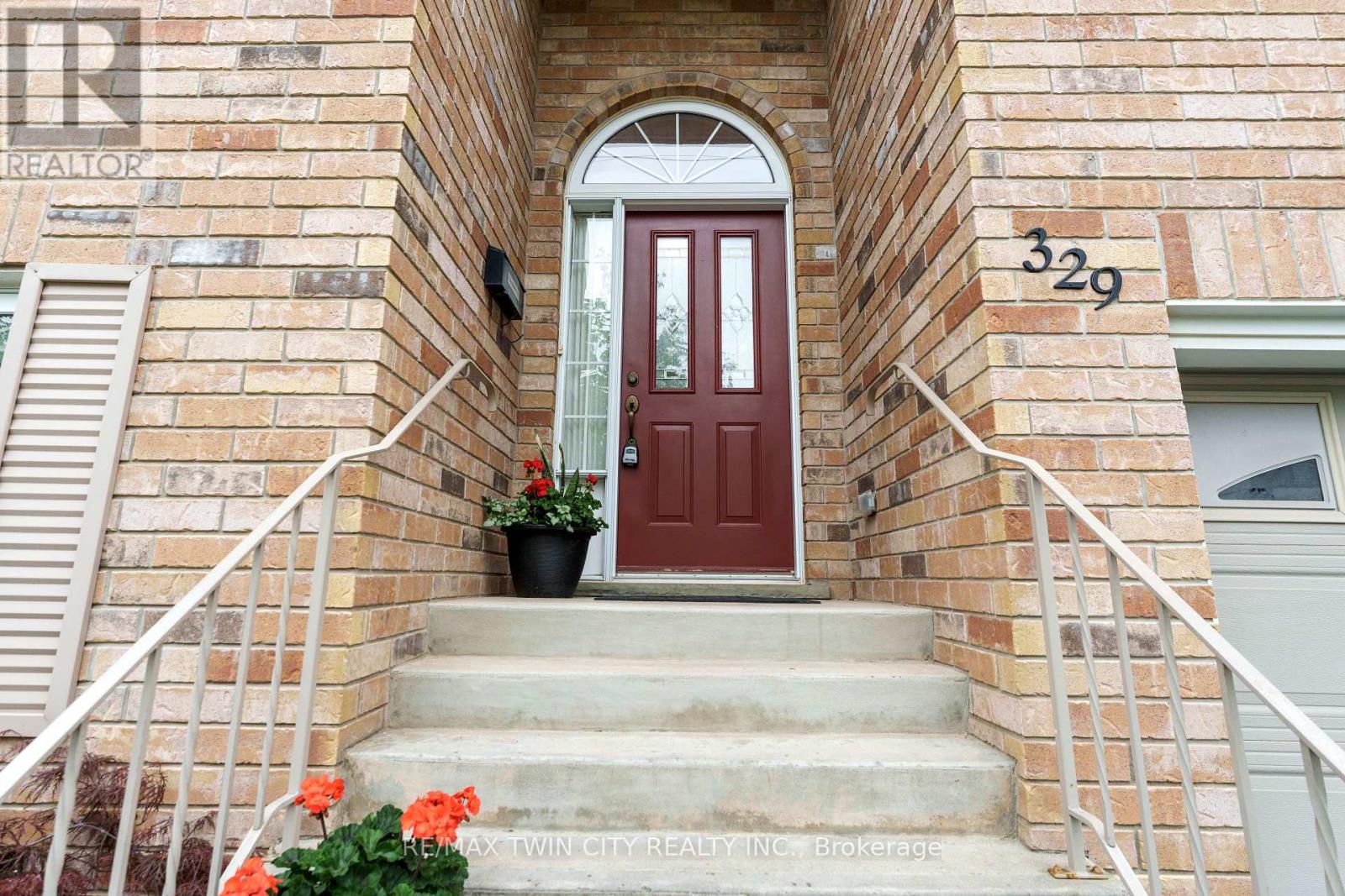 329 Otterbein Road, Kitchener, Ontario  N2B 3W1 - Photo 4 - X11959473