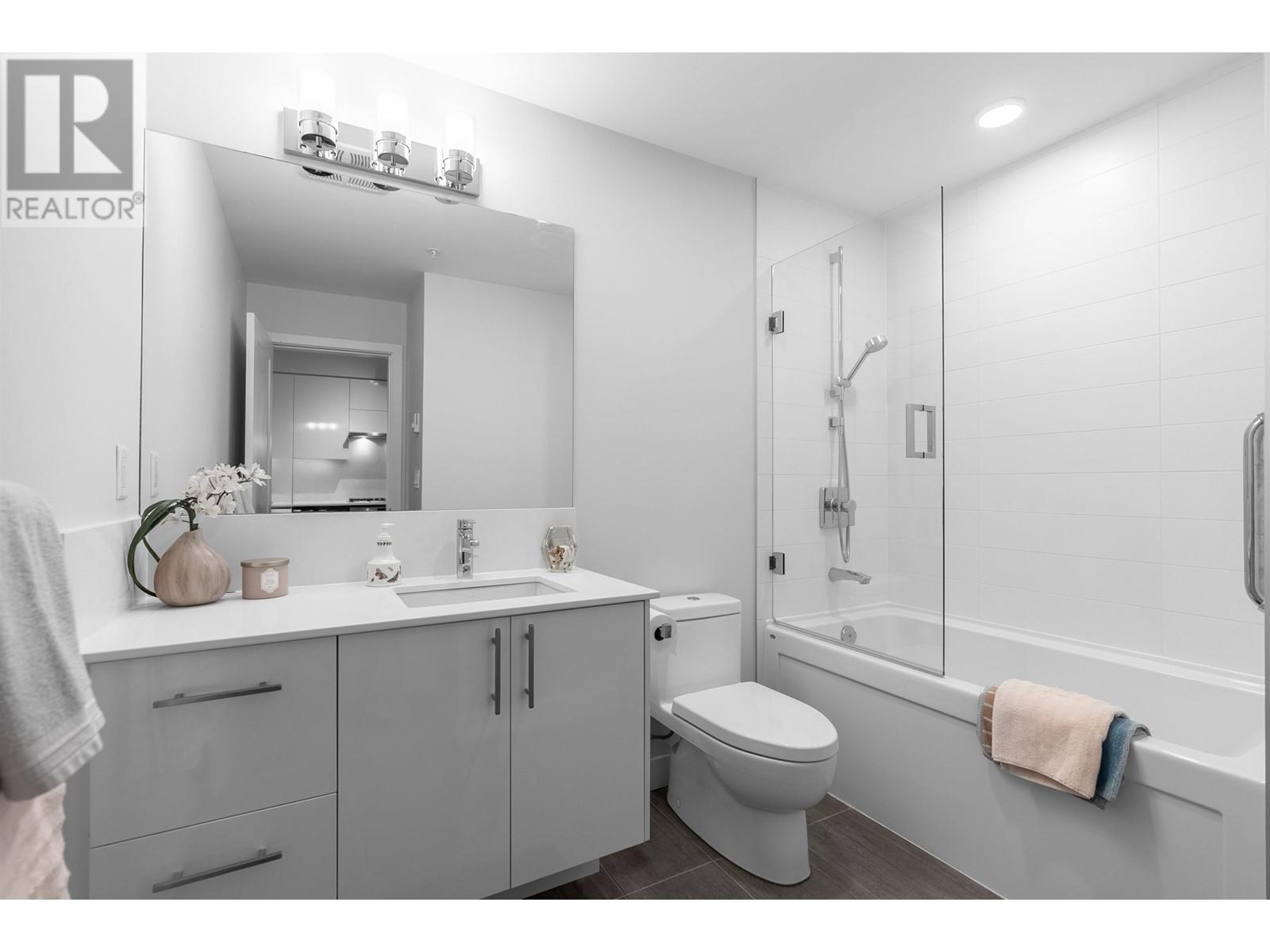 Listing Picture 16 of 27 : 406 3971 HASTINGS STREET, Burnaby / 本拿比 - 魯藝地產 Yvonne Lu Group - MLS Medallion Club Member