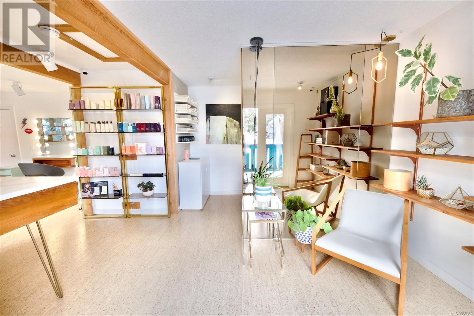 3 381 Main St, Tofino, British Columbia