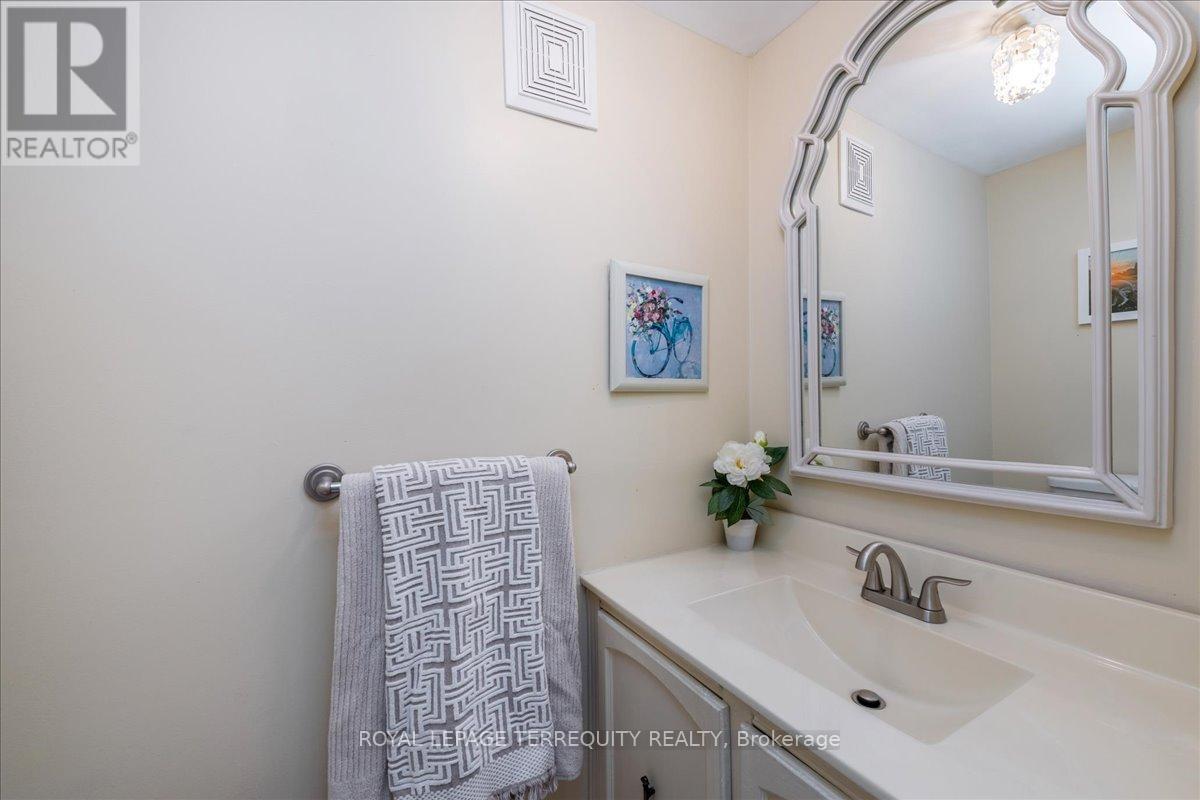 16 Bards Walk Way, Toronto, Ontario  M2J 4T9 - Photo 8 - C11959794