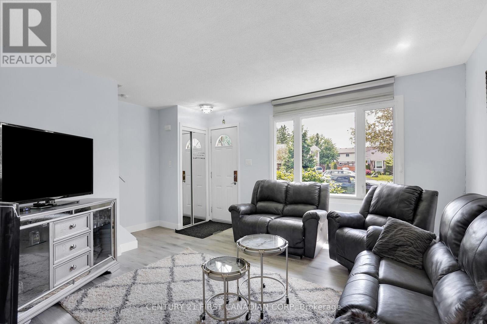 Photo 3 of 29 for 67 Roundhill Court