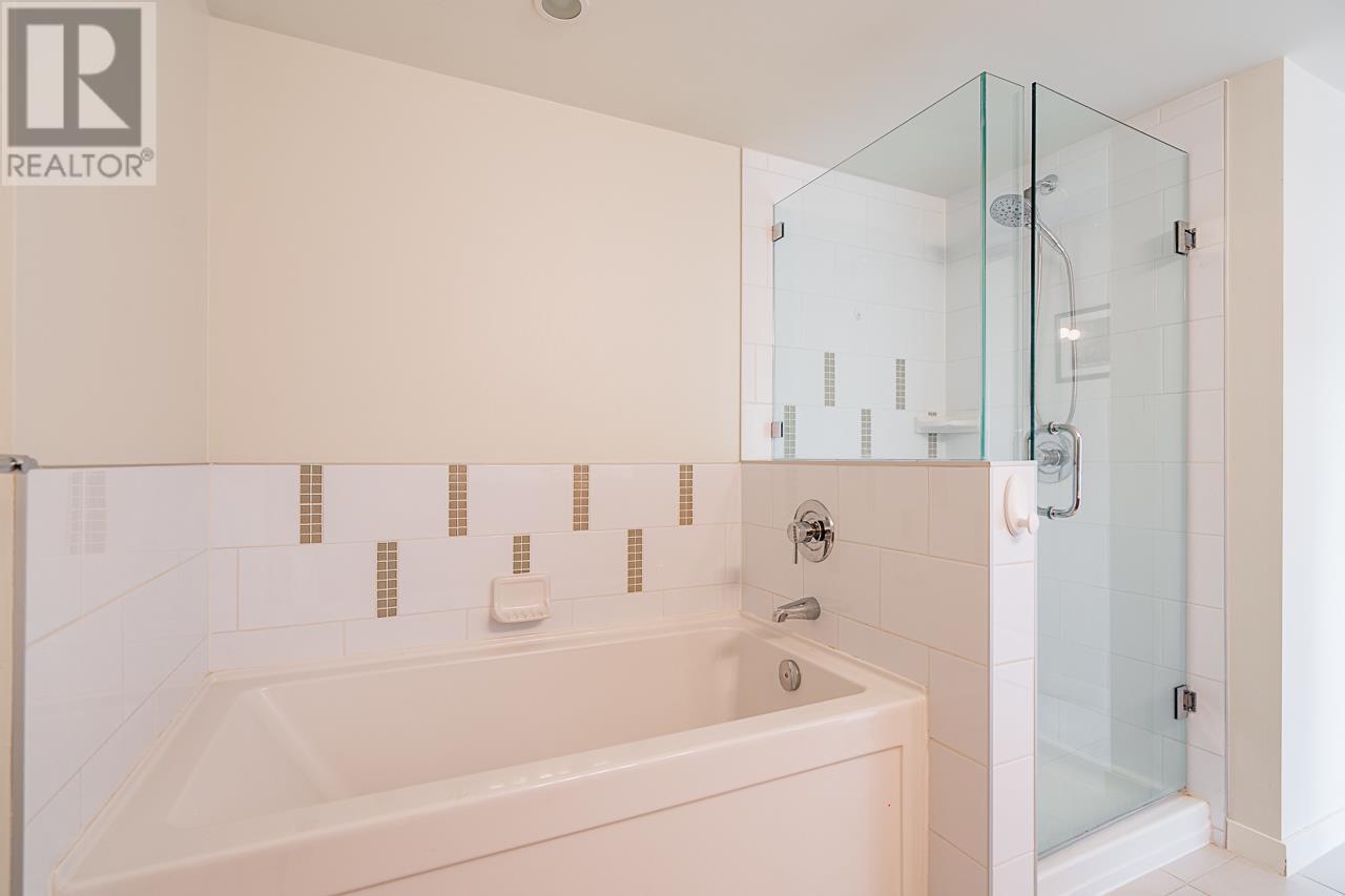 Listing Picture 16 of 30 : 303 4728 DAWSON STREET, Burnaby / 本拿比 - 魯藝地產 Yvonne Lu Group - MLS Medallion Club Member