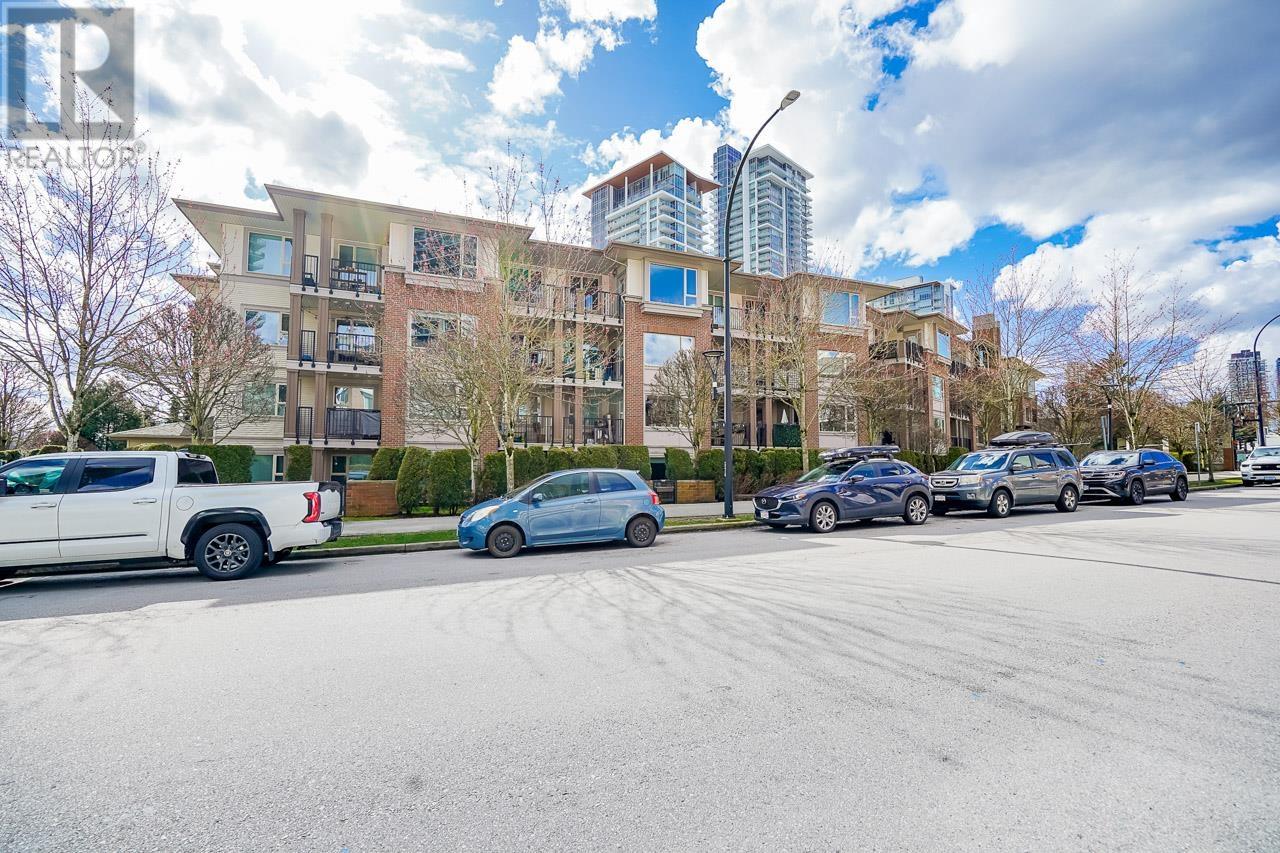 Listing Picture 2 of 30 : 303 4728 DAWSON STREET, Burnaby / 本拿比 - 魯藝地產 Yvonne Lu Group - MLS Medallion Club Member